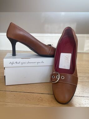 Vintage Coach Brown Leather Mid-Heel Pumps with Buckle